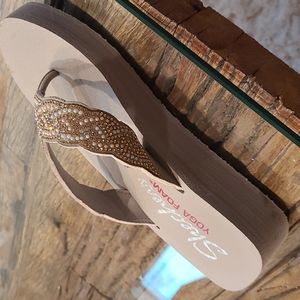 Skechers yoga foam flip flop
